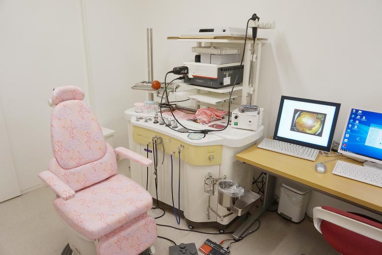 診察室1　内視鏡を完備。実際に耳の中などを保護者の方と確認しながら診察ができます。