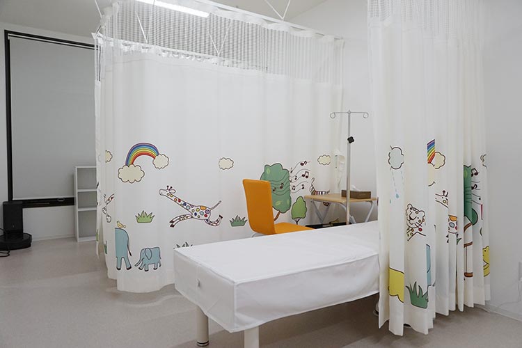 処置室　広々とした空間、カーテンにも絵がかいてあり、お子さんもリラックスできる空間です。