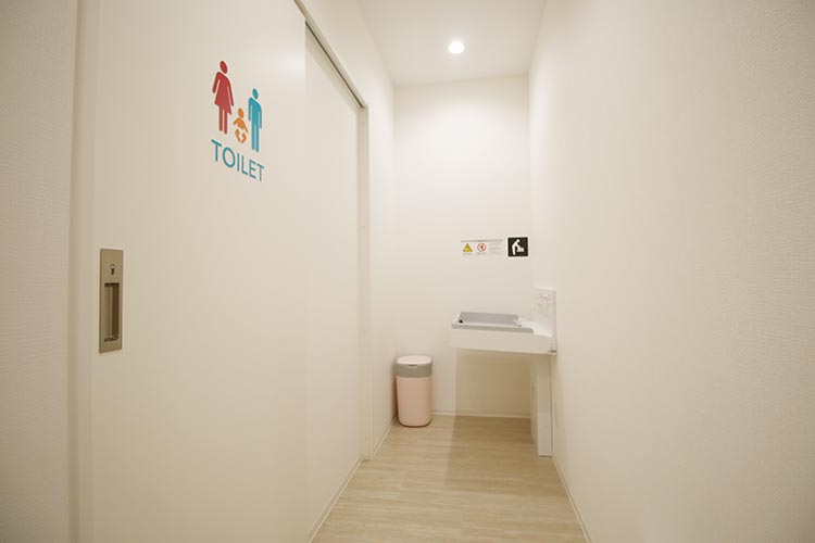 おむつ替えスペース　トイレ前におむつ替えスペースがありますので、ご利用ください。